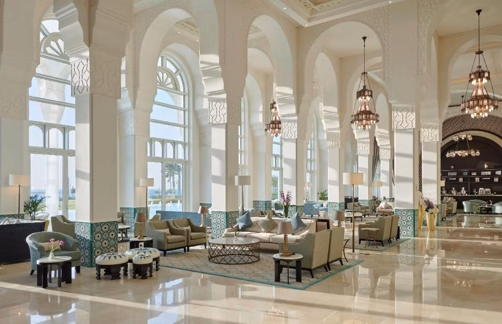 ĐT Bỉ ở Hilton Salwa. Trái với các đội tuyển trên, Bỉ chọn ở khu resort cao cấp bậc nhất Qatar. Nơi này hứa hẹn sẽ cung cấp các món ăn ngon và dịch vụ thư giãn tốt nhất cho De Bruyne cùng đồng đội