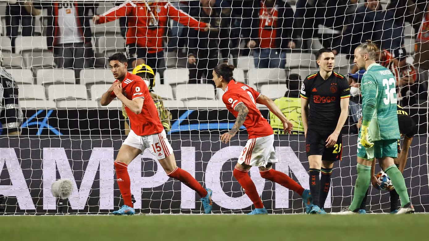 Yaremchuk trong pha gỡ hoà 2-2 cho Benfica