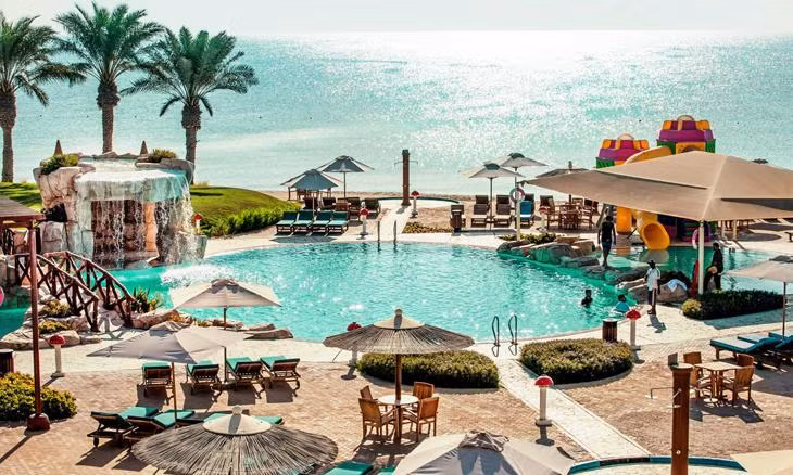 ĐT Saudi Arabia thì thuê hẳn một resort cạnh bờ biển