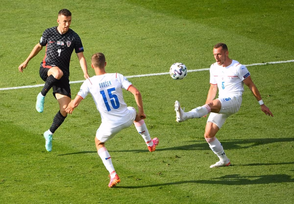 Perisic là người giật lại 1 điểm cho Croatia