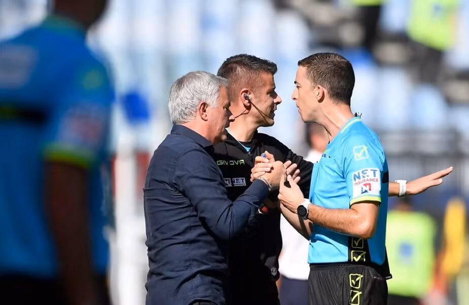 HLV Mourinho không hài lòng với trọng tài