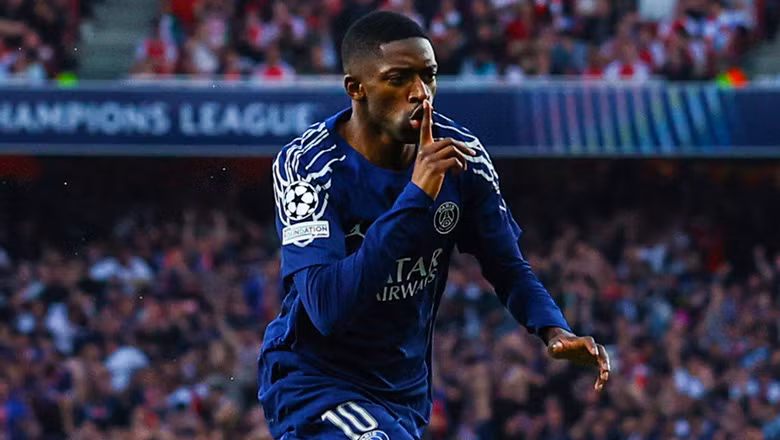 Dembele ăn mừng bàn thắng duy nhất của trận đấu