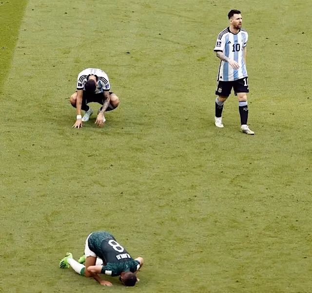 Nỗi thất vọng của Messi và đồng đội, bên cạnh niềm vui khôn tả của cầu thủ Saudi Arabia