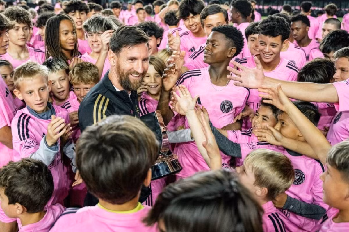Trận khai mạc có Messi nhưng vẫn ế vé