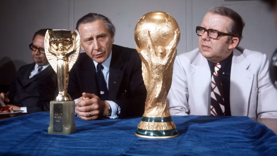 Hai phiên bản cúp vàng FIFA