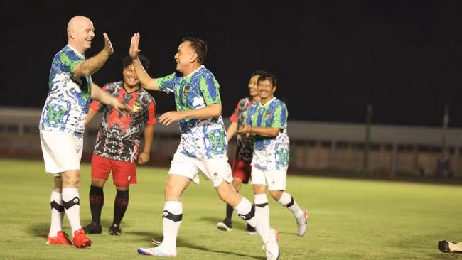 Chủ tịch PSSI và chủ tịch FIFA đang gặp rắc rối với dư luận Indonesia vì những hình ảnh này