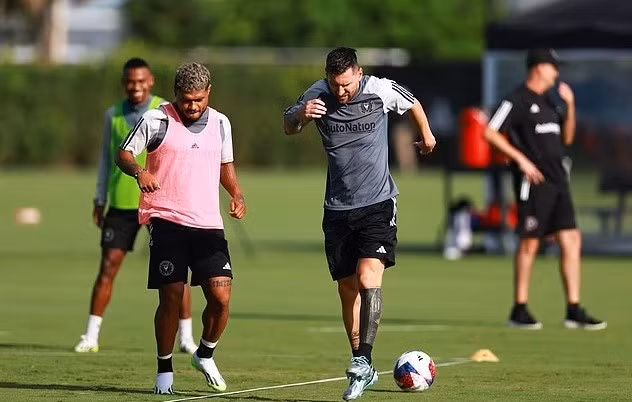 Messi tỏ ra khá đau sau pha vấp cỏ