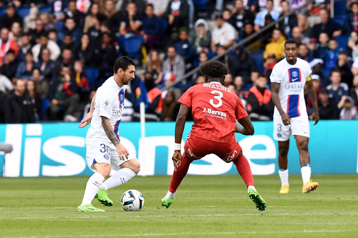 Messi vẫn thường xuyên làm khổ hàng thủ Brest