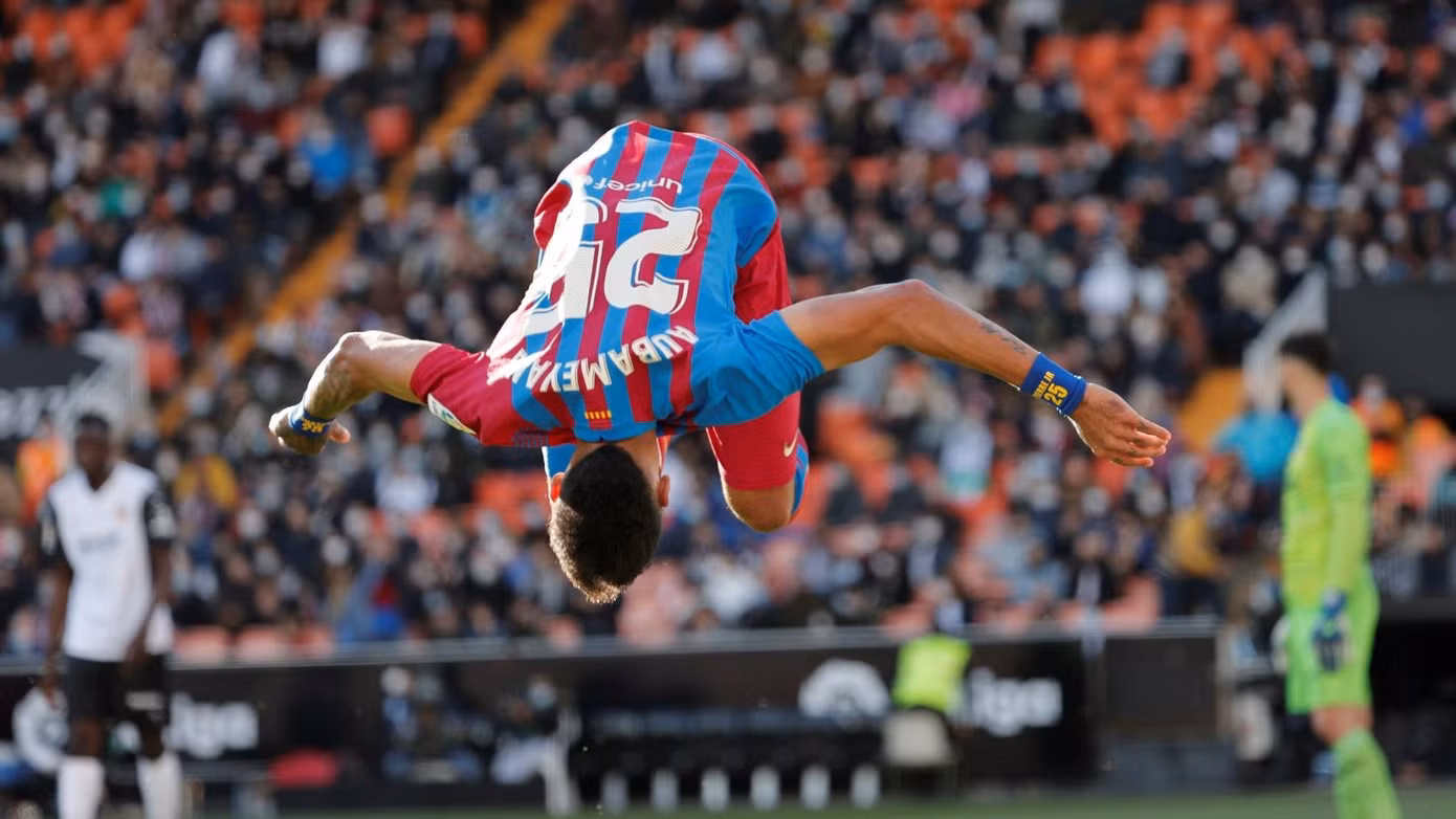 Aubameyang ghi 2 bàn trong thắng lợi vùi dập của Barca