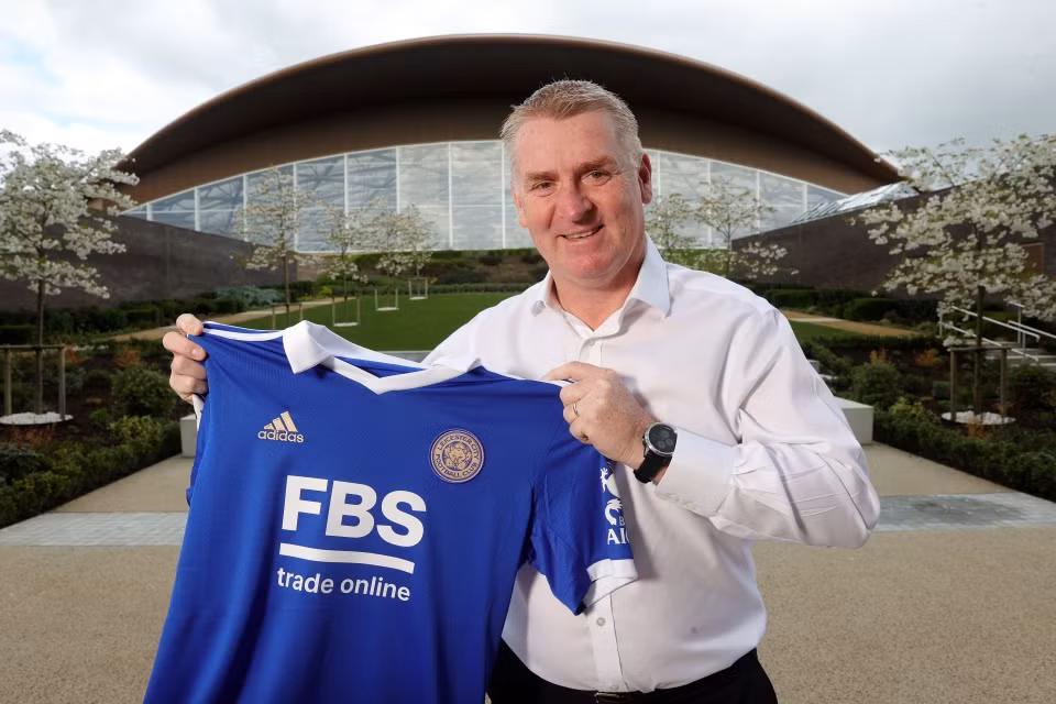 Dean Smith sẽ là người đứng đầu kế hoạch giải cứu Leicester