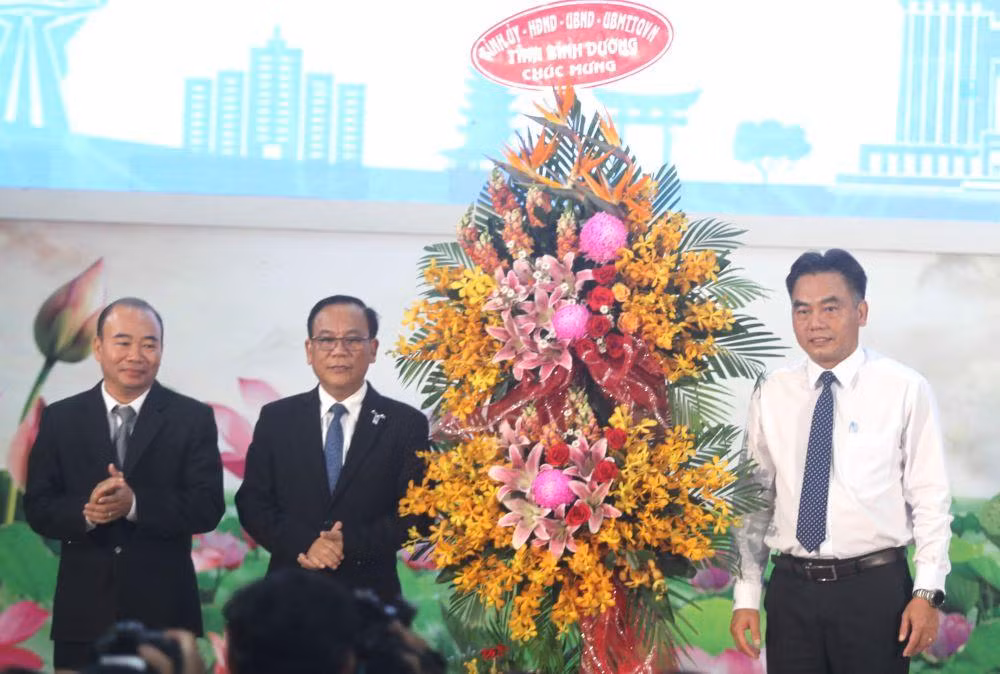 Lãnh đạo tỉnh Bình Dương tặng hoa chúc mừng Đại học Thủ Dầu Một