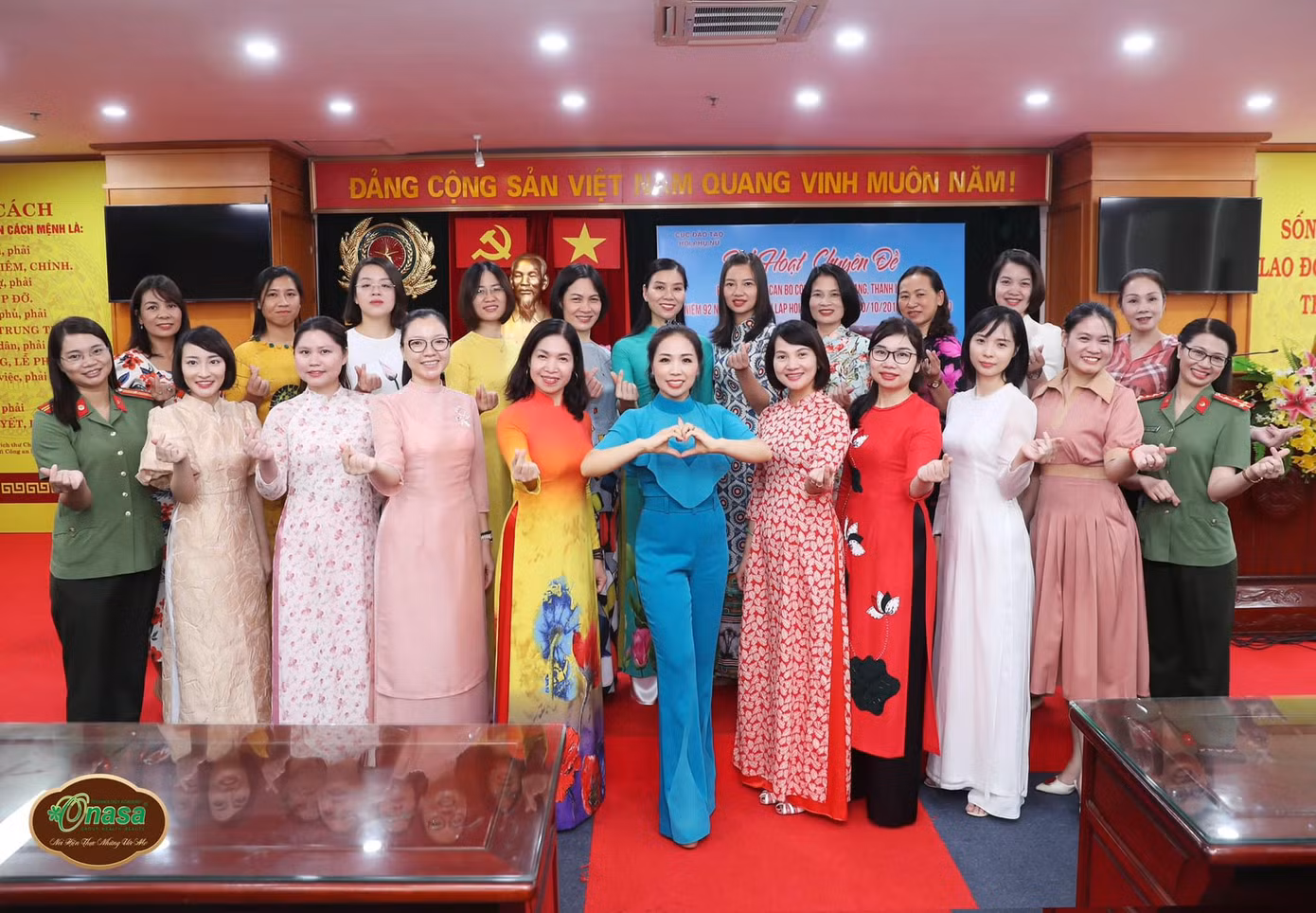 Sự thanh lịch của người phụ nữ được gây dựng cả từ hình thể đến khí chất toát ra bên ngoài