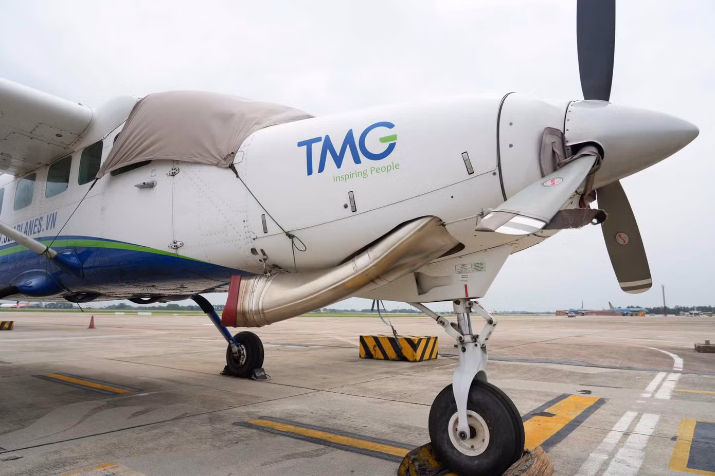 Phủ bạt kính chắn gió phía trước của tàu bay (Ảnh: Phan Công).