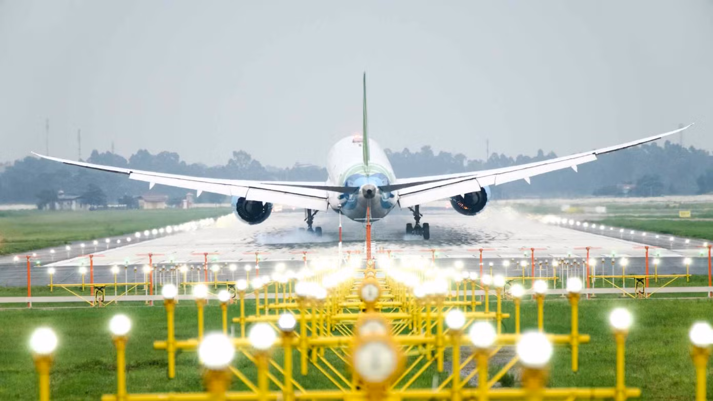Chuyến bay của Bamboo Airways đáp xuống đường băng Nội Bài (Ảnh: Phan Công).