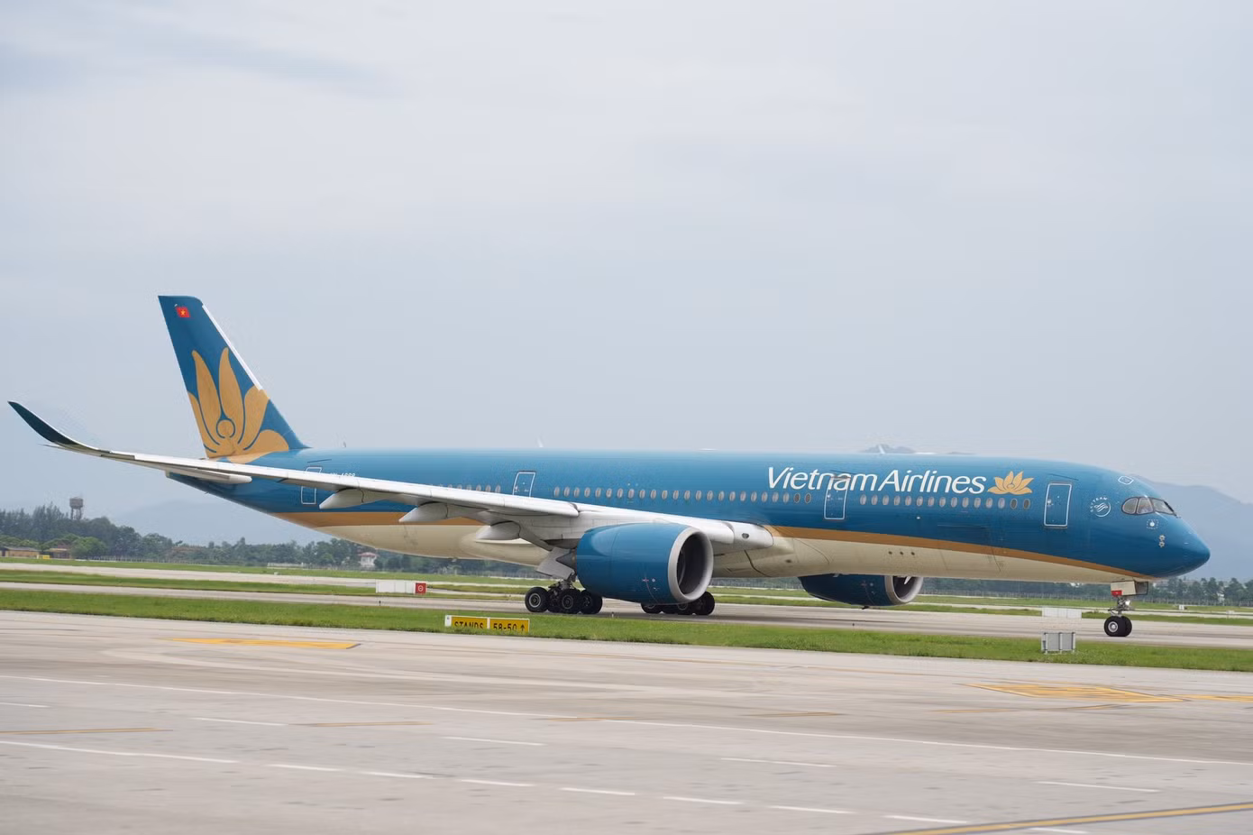 Một máy bay thân rộng của Vietnam Airlines chuẩn bị cất cánh trước giờ Nội Bài đóng cửa phòng chống bão (Ảnh: Phan Công).