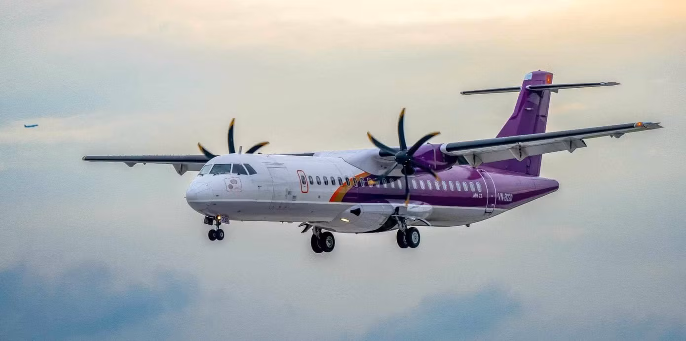 Một chiếc ATR-72 về Nội Bài tránh trú bão (Ảnh: Phan Công).
