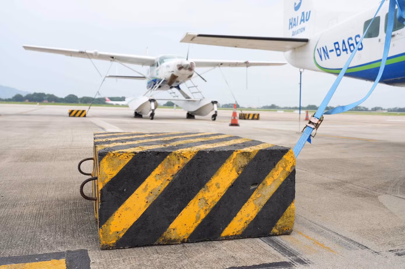 Những khối bê tông đủ chắc để giữ chặt tàu bay hạng nhẹ (Ảnh: Phan Công).
