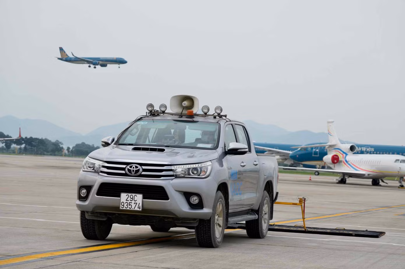 Những hoạt động điều hành cuối cùng ở sân đỗ trước giờ đóng cửa sân bay (Ảnh: Phan Công).