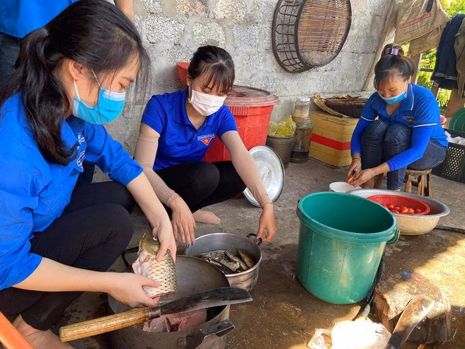 Đoàn viên thanh niên chế biến chuẩn bị bữa cơm