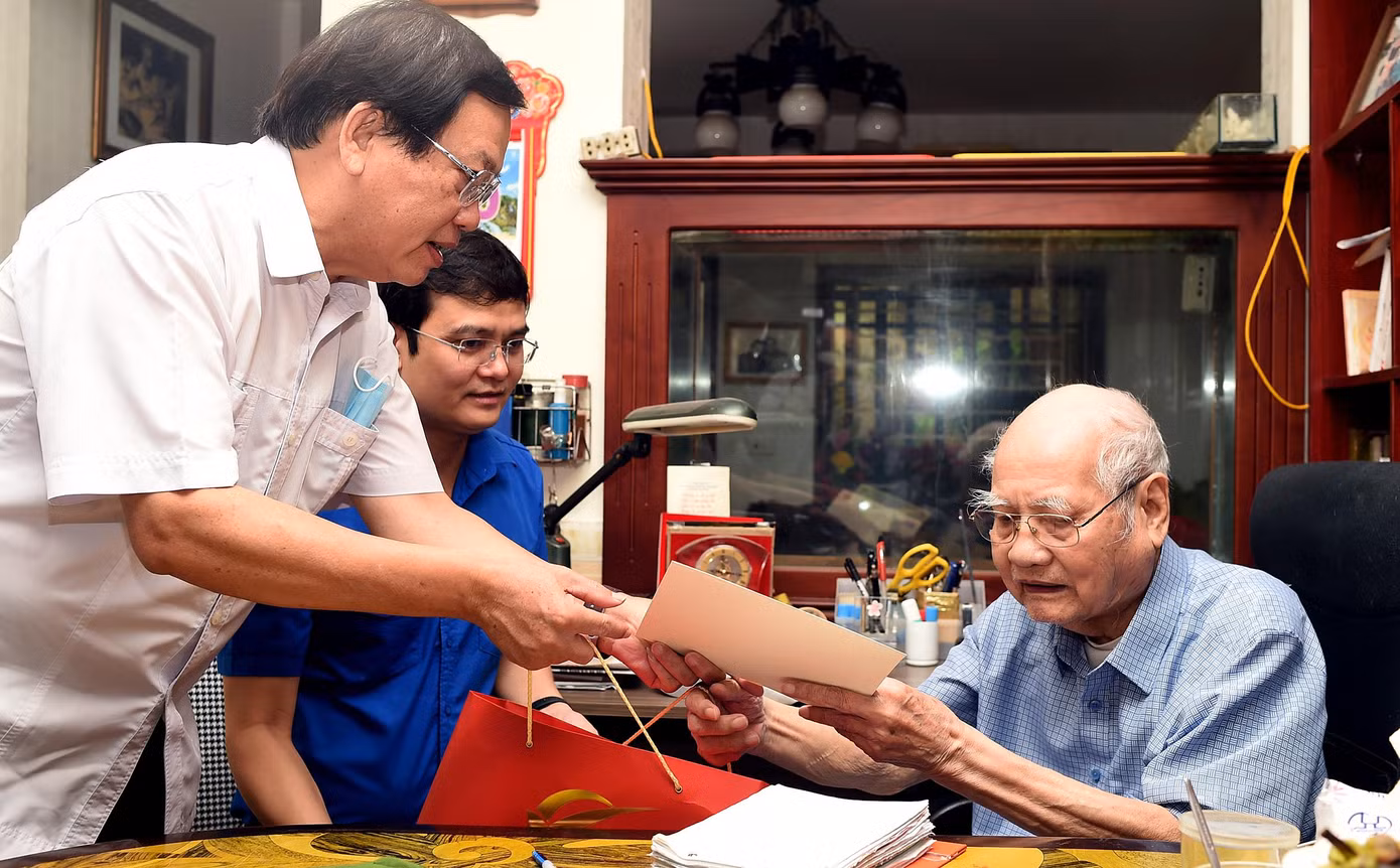 Đoàn đến thăm và tặng quà ông Tạ Quang Chiến. Ảnh: Xuân Tùng