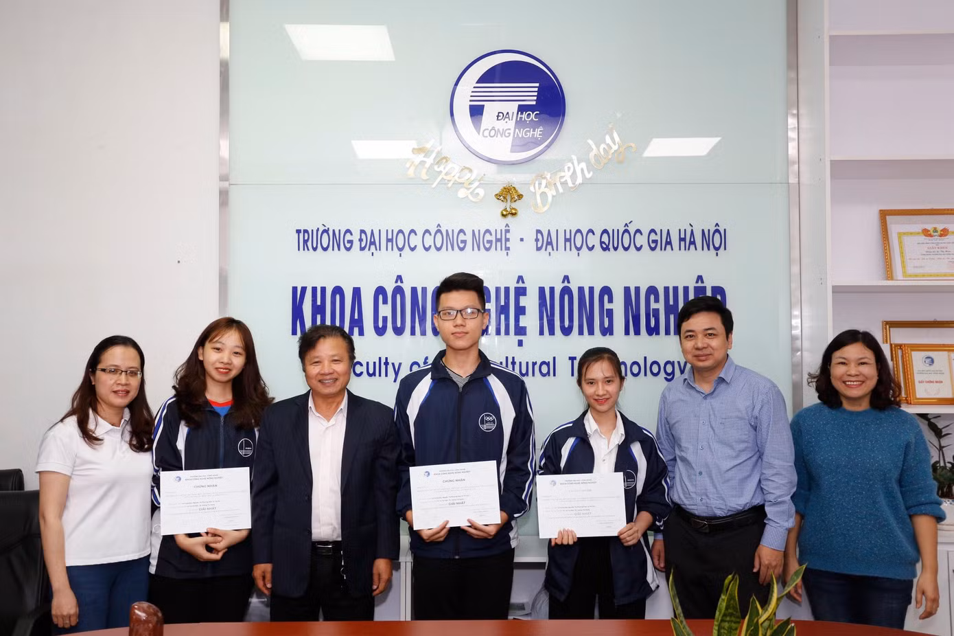 Với đề tài "Nghiên cứu chế tạo hạt nano bạc chitosan và thử nghiệm hoạt tính in-vitro với vi khuẩn gây bệnh bạc lá trên cây lúa", nhóm đã đạt nhì cấp ĐHQG Hà Nội.