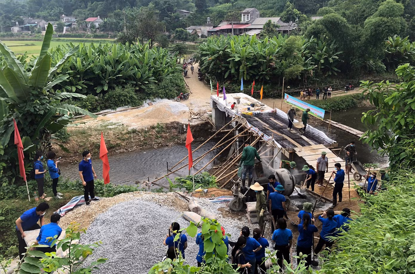 Đoàn viên thanh niên làm cầu giao thông nông thôn. Ảnh: CTV