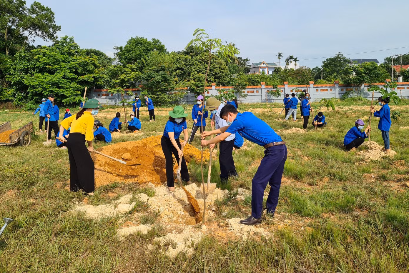 Đoàn viên thanh niên Phú Thọ trồng cây hưởng ứng chương trình "Một triệu cây xanh - Vì một Việt Nam xanh" trong ngày 18/7. Ảnh: CTV