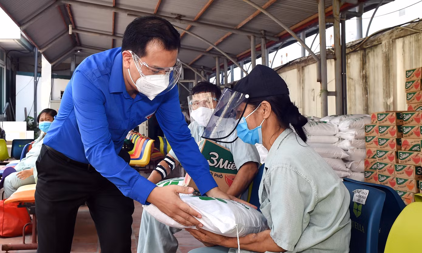 Đảm bảo biện pháp phòng chống dịch, anh Nguyễn Hải Minh trao quà đến một số bệnh nhân. Ảnh: Xuân Tùng Đảm bảo biện pháp phòng chống dịch, anh Nguyễn Hải Minh trao quà đến một số bệnh nhân. Ảnh: Xuân Tùng