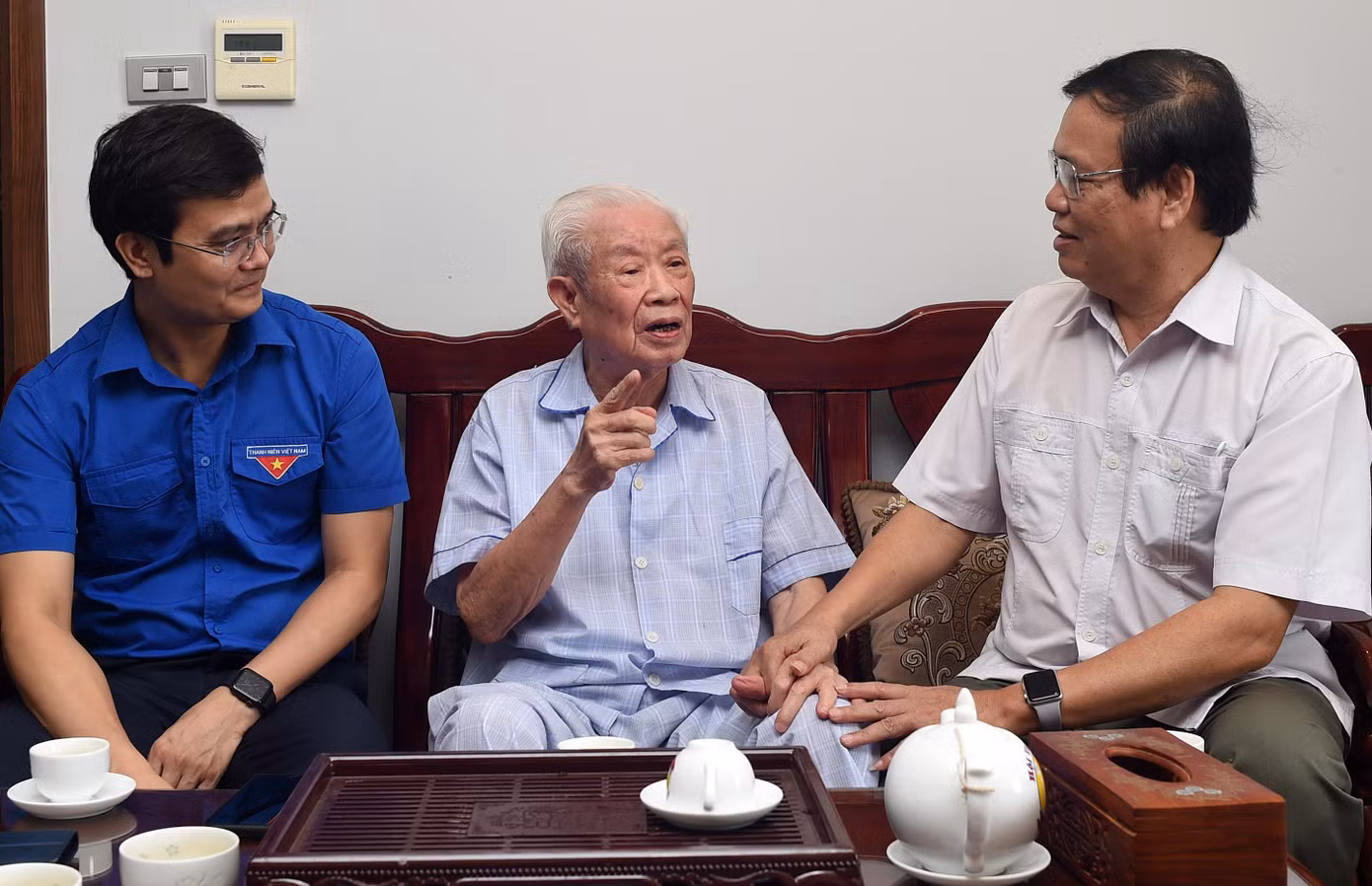 Anh Bùi Quang Huy và ông Vũ Trọng Kim trò chuyện với ông Nguyễn Tiến Năng. Trong câu chuyện, ông Năng bày tỏ xúc động thỏa tâm nguyện khi khu Di tích lịch sử Ngã ba Cò Nòi (huyện Mai Sơn, Sơn La) vừa khánh thành khu tưởng niệm tâm linh giai đoạn 1; ý nghĩa lịch sử của địa danh từng được mệnh danh "tọa độ lửa" ngày càng được quan tâm. Ảnh: Xuân Tùng