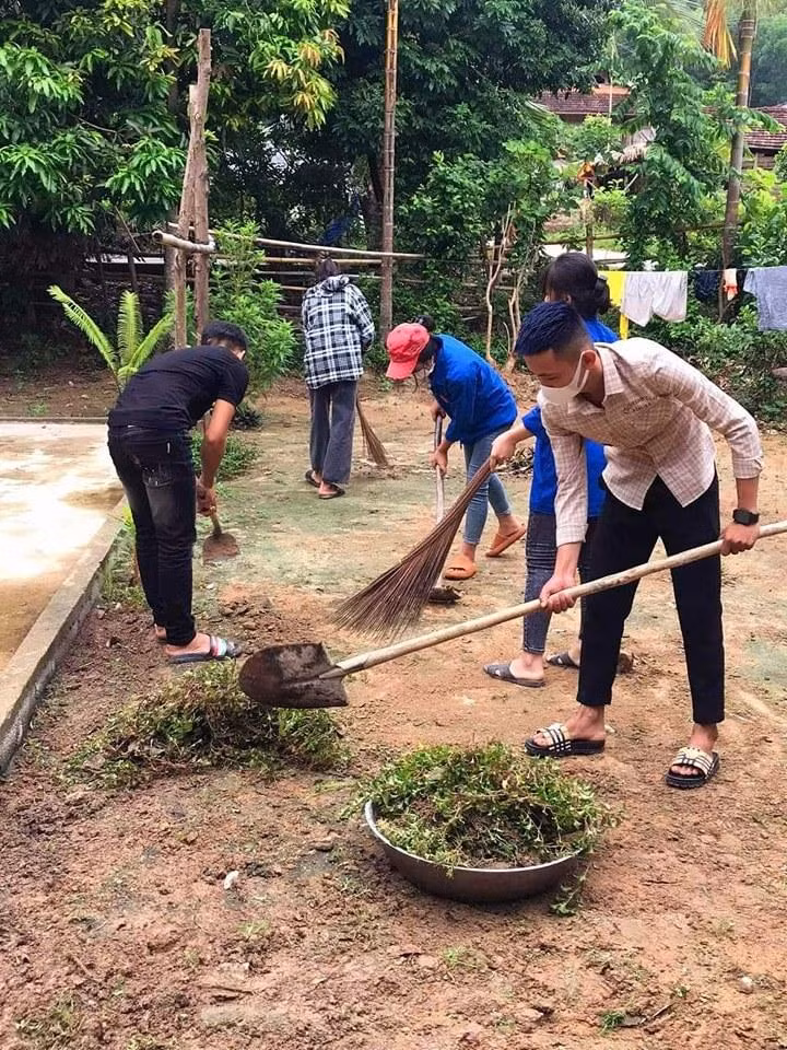 Đoàn viên thanh niên hỗ trợ dọn dẹp nhà, vườn gia đình người có công