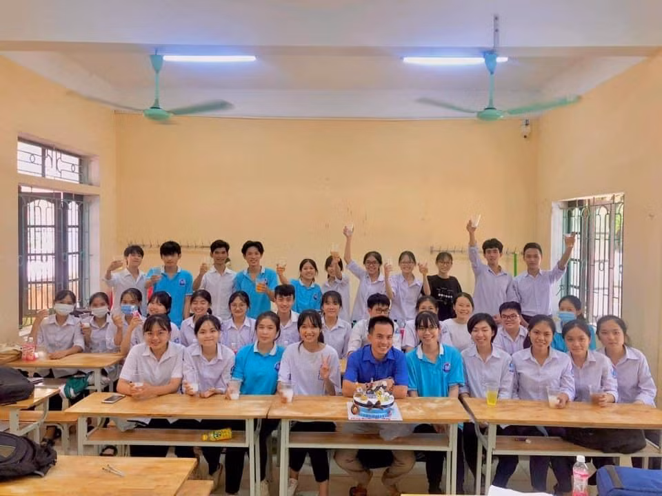 Thu Hằng cùng các bạn học của mình tại Trường THPT Kim Sơn A, Ninh Bình. Ảnh: FBNV