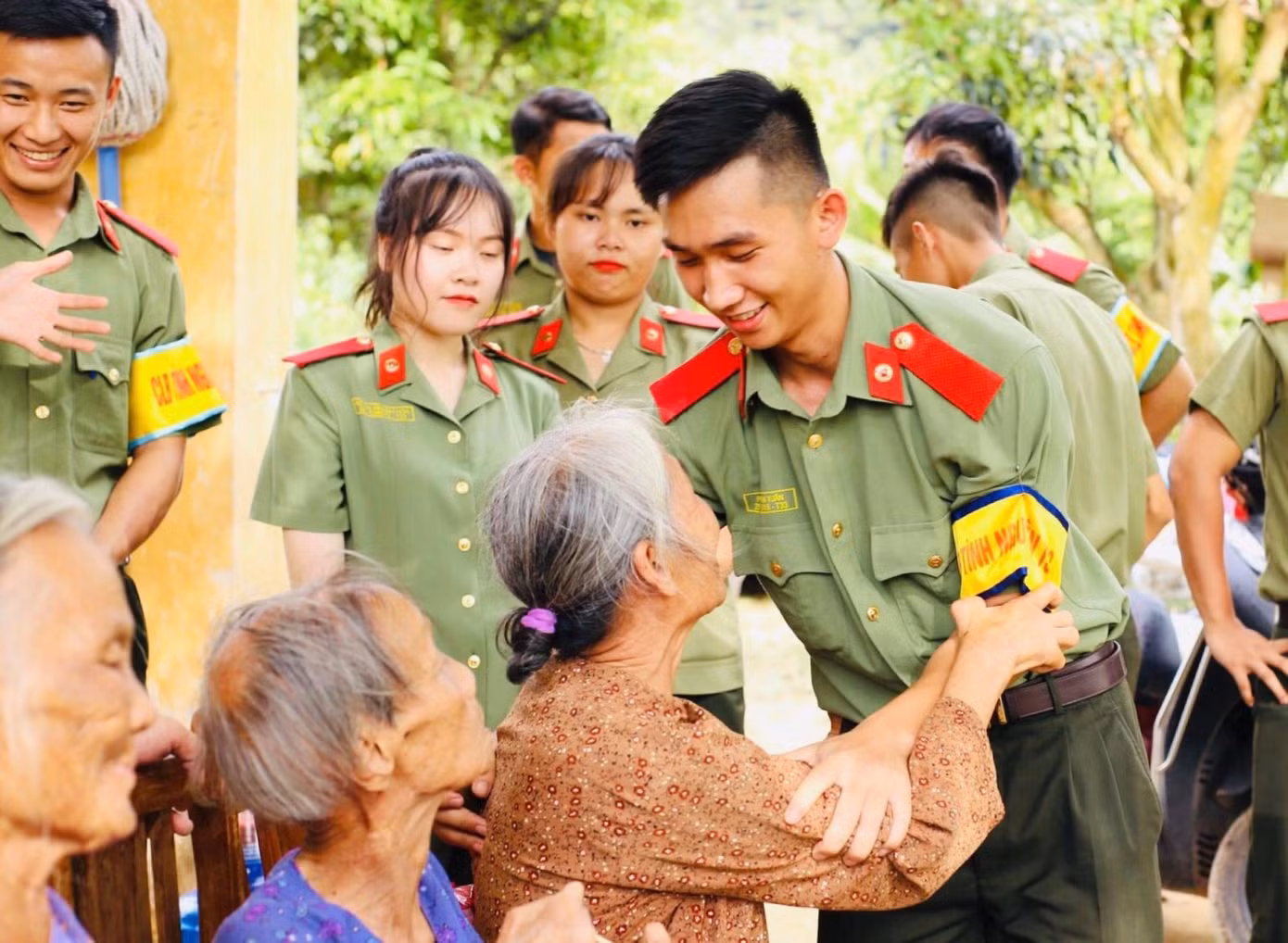 Tác phẩm “Hãy cứ cho đi” đoạt giải Ba, của tác giả Phạm Văn Tuấn, Chi đoàn C5K51S, trường Cao đẳng An ninh nhân dân