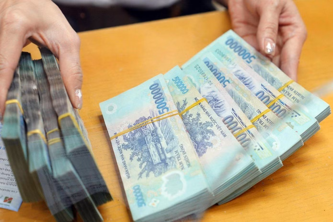 Mức lãi tiết kiệm trên 10%/ năm có nhiều điều kiện đặc biệt đi kèm (ảnh: Như Ý)