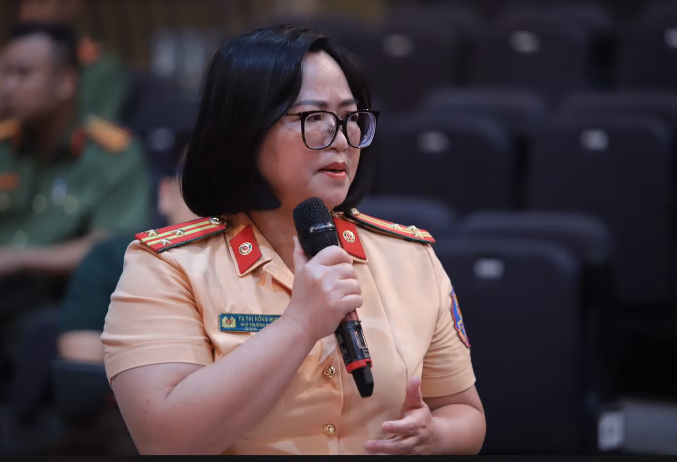 Thượng tá Tạ Thị Hồng Minh trao đổi tại toạ đàm. Ảnh: Phạm Nam.