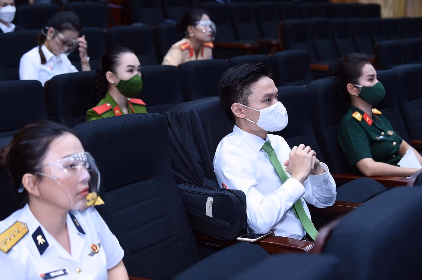Tham dự vòng chung kết có 13 thí sinh thi trực tiếp, 2 thí sinh tham gia ở điểm trực tuyến.