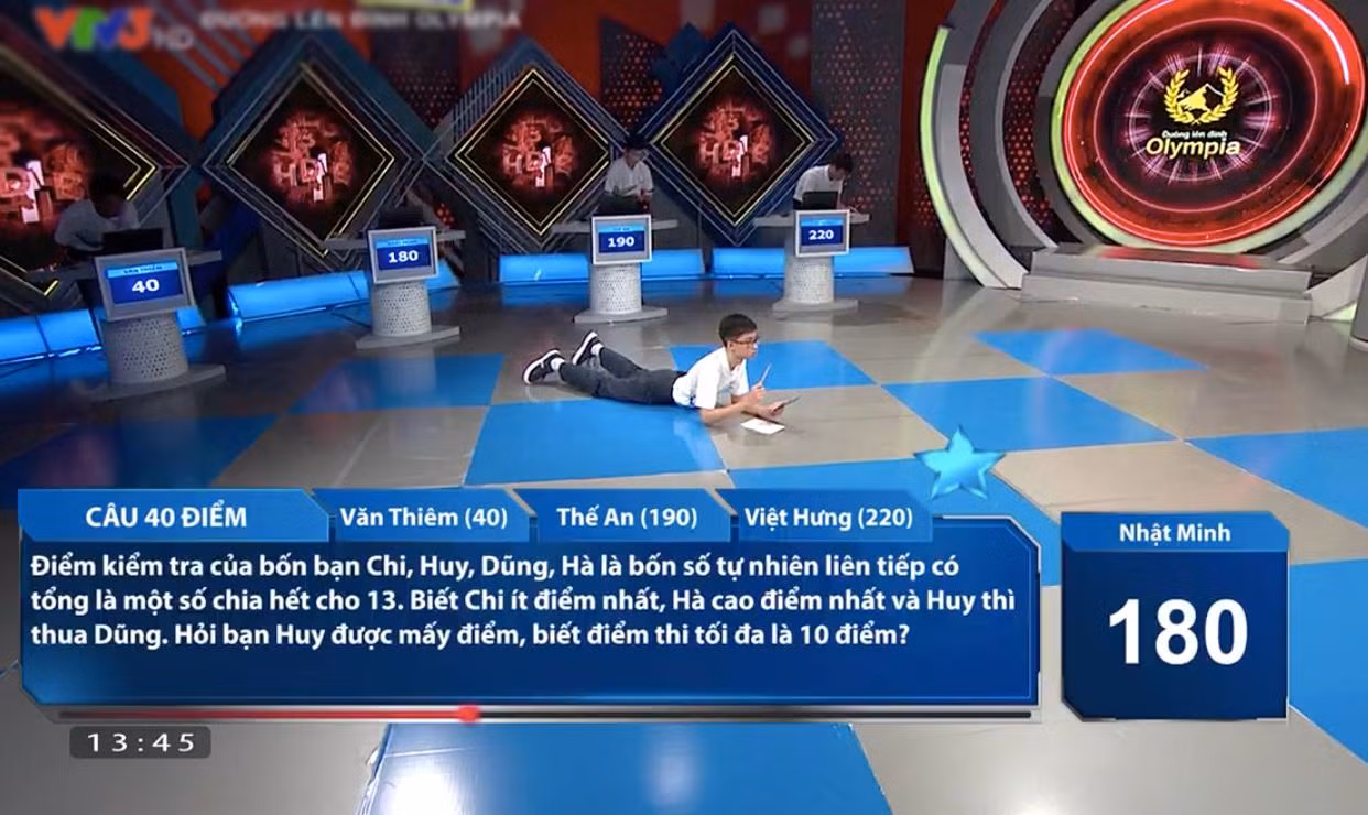 Nhật Minh nằm ra sàn để tính toán câu hỏi cuối cùng trong phần thi Về đích.