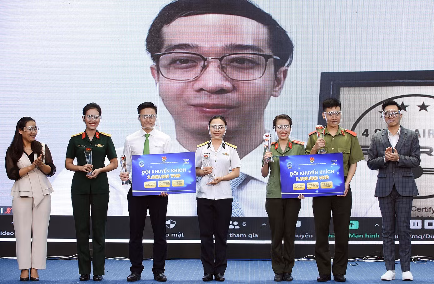 Bên cạnh đó, Ban tổ chức trao giải khuyến khích cho hai đội còn lại. Ảnh: Xuân Tùng