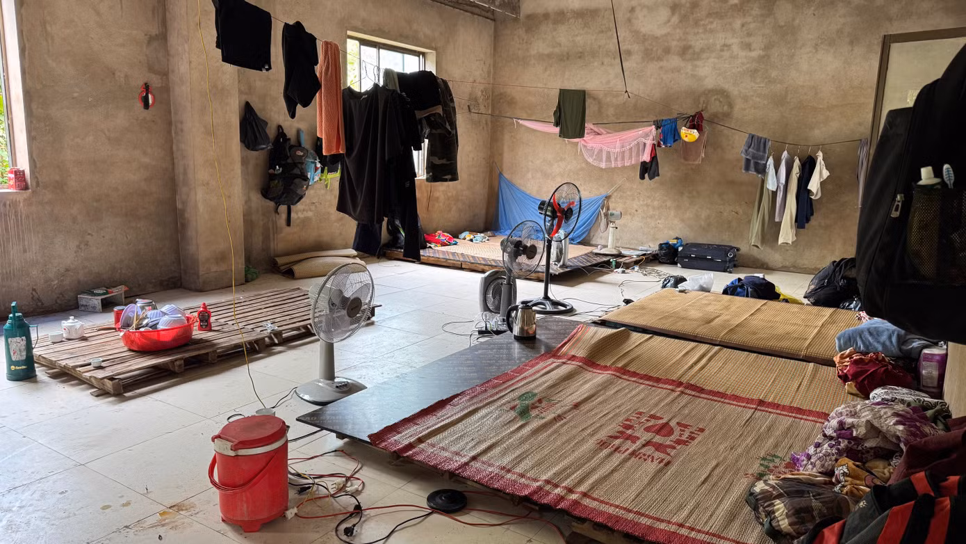 Phía trong ngôi nhà phòng ốc toang hoang, những công nhân làm đường tận dụng để làm nơi sinh hoạt, ăn uống và nghỉ qua đêm.