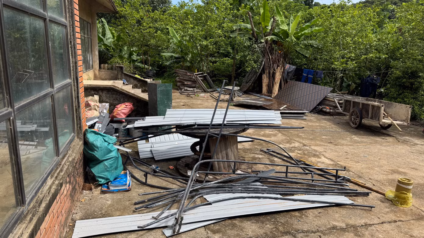 Chúng tôi bắt gặp 2 công nhân đang làm việc ở đây, họ nói đã thuê ngôi nhà này để làm mặt bằng để cất trữ vật liệu và sinh hoạt, ngủ, nghỉ.
