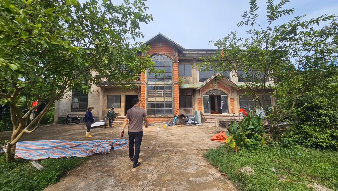 Chúng tôi bắt gặp 2 công nhân đang làm việc ở đây, họ nói đã thuê ngôi nhà này để làm mặt bằng để cất trữ vật liệu và sinh hoạt, ngủ, nghỉ.