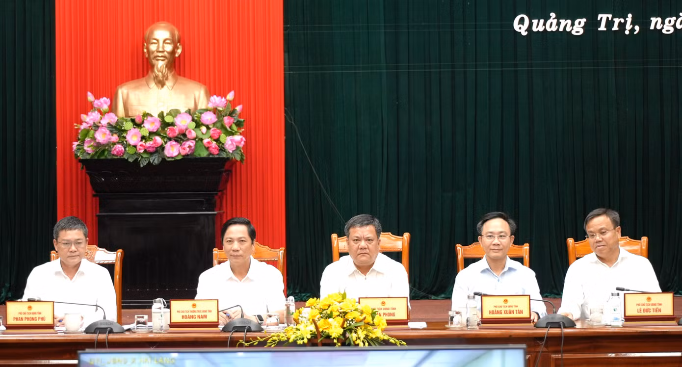 Chủ tịch UBND tỉnh Quảng Trị Trần Phong (giữa) cùng các Phó Chủ tịch điều hành phiên họp thường kỳ UBND tỉnh Quảng Trị lần đầu tiên sau hợp nhất.