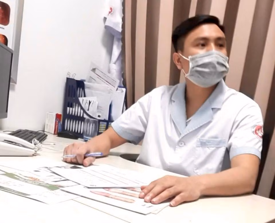Bác sĩ Bạn không mang bảng tên khi khám bệnh và kê toa thuốc không đúng bệnh bị tước chứng chỉ hành nghề- Ảnh:L.N