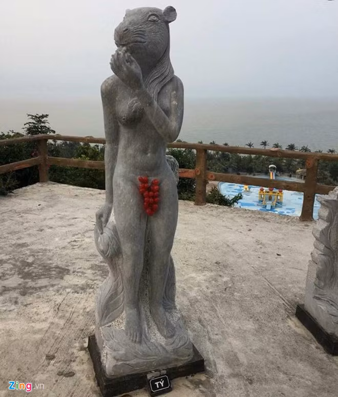 Tượng 12 con giáp ở Đồ Sơn được che bằng chùm nho, lá cây ảnh 2