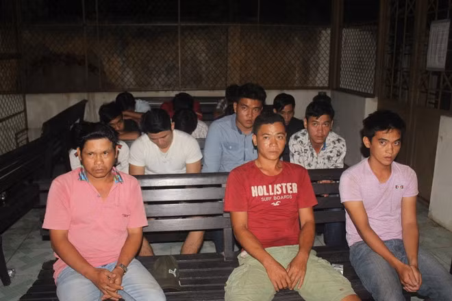 Ôm súng cảnh giới sòng bạc trên ngọn đồi vắng ảnh 2