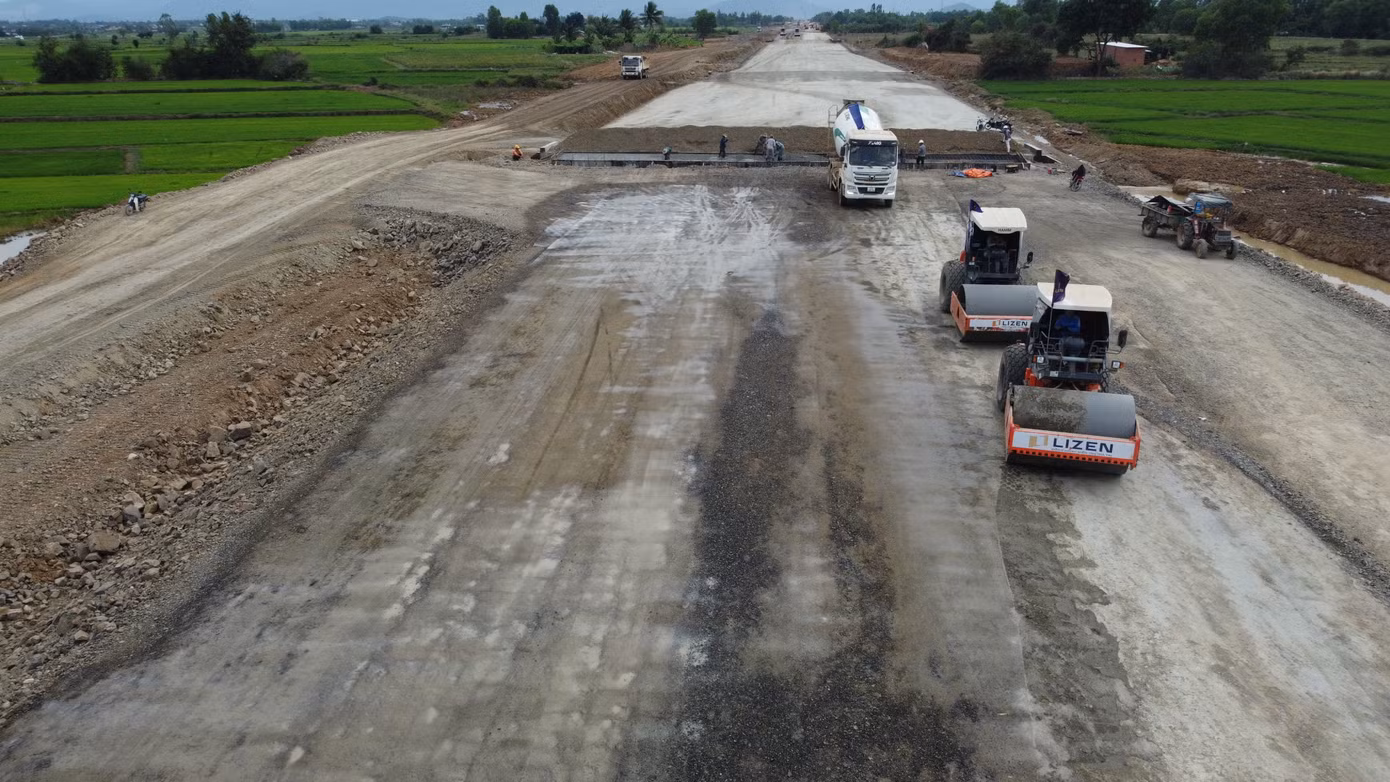 Những ngày cận Tết Giáp Thìn 2024, các nhà thầu vẫn cho công nhân hối hả thi công trên công trường dự án cao tốc Vân Phong - Nha Trang. Tiến độ triển khai chung của toàn dự án đang nhanh hơn so với kế hoạch đề ra 2%. Hiện dự án cũng đã huy động 39 mũi thi công (24 mũi thi công đường, 15 mũi thi công cầu) với tổng cộng 1.323 nhân lực và 658 thiết bị thi công các loại. Trong ảnh, nhà thầu đang thi công dự án đi qua thị xã Ninh Hòa. Ảnh: L.H.