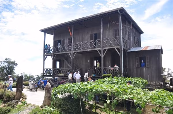Di tích Nhà làm việc của nhà bác học A.Yersin trên đỉnh núi Hòn Bà. Ảnh tư liệu.
