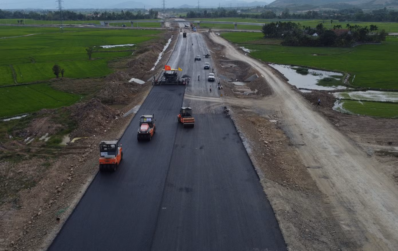 Tại hai gói thầu xây lắp, các nhà thầu đã huy động 42 mũi thi công với tổng cộng 1.836 nhân lực và 943 thiết bị thi công các loại. Lũy kế sản lượng đạt hơn 2.625 tỉ đồng giá trị hợp đồng (nhanh 2% so với kế hoạch điều chỉnh rút ngắn thời gian hoàn thành trước 30.6.2025). Ảnh: L.H.