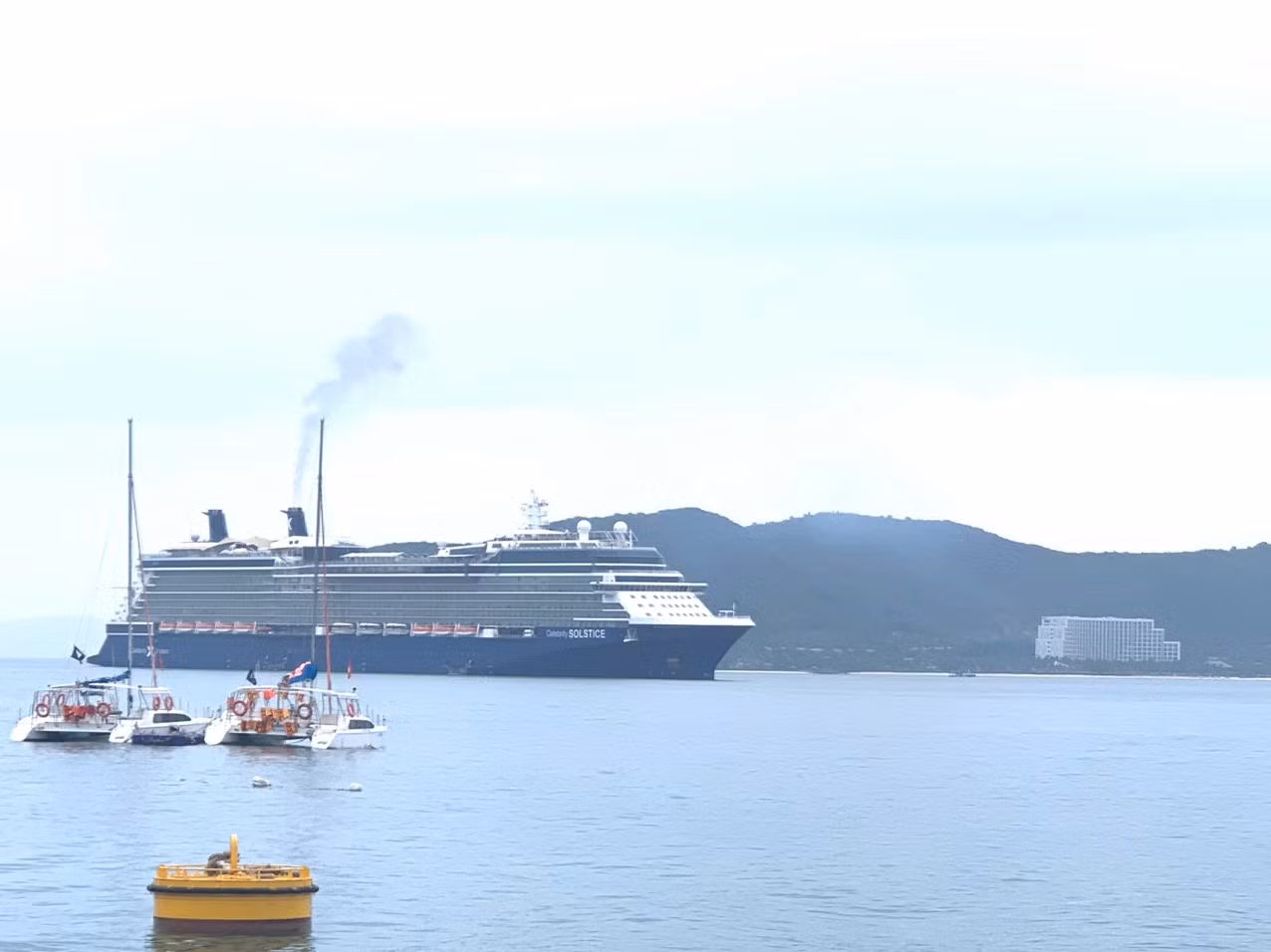 Siêu tàu biển quốc tế Celebrity Solstice đang neo đậu tại vịnh Nha Trang.