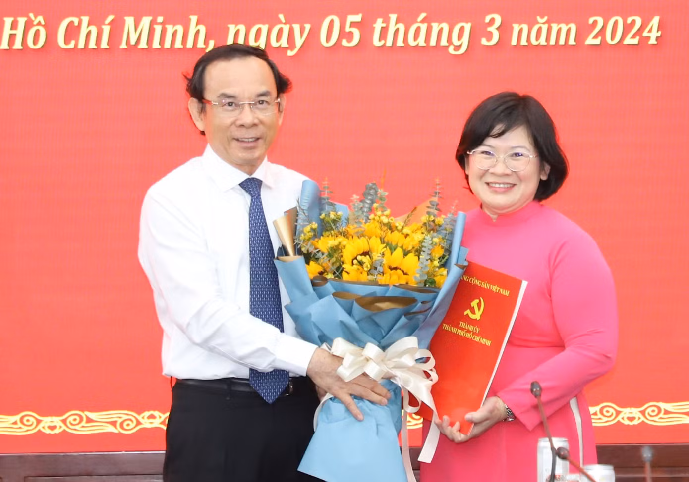 Bí thư Thành ủy TPHCM Nguyễn Văn Nên trao quyết định và hoa chúc mừng bà Văn Thị Bạch Tuyết. Ảnh: Ngô Tùng. Bí thư Thành ủy TPHCM Nguyễn Văn Nên trao quyết định và hoa chúc mừng bà Văn Thị Bạch Tuyết. Ảnh: Ngô Tùng.