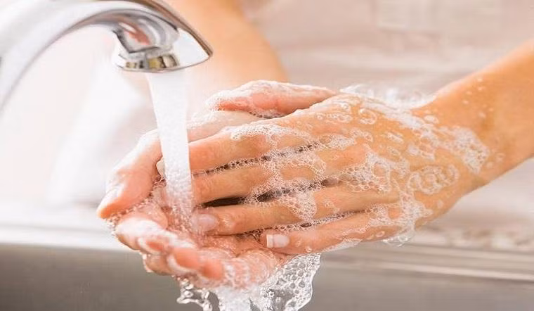 Luôn rửa tay sạch sẽ là cách đơn giản mà hữu hiệu nhất.